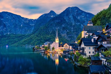 Avusturya 'da göl ve dağlarla Hallstatt manzarası