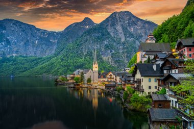 Avusturya 'da göl ve dağlarla Hallstatt manzarası