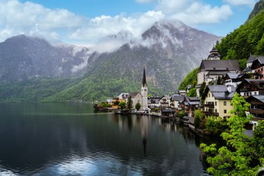 Avusturya 'da göl ve dağlarla Hallstatt manzarası