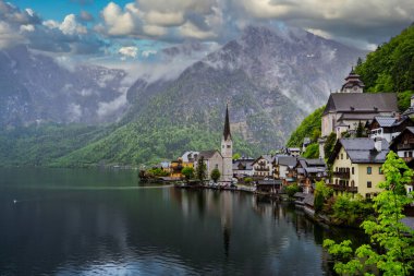 Avusturya 'da göl ve dağlarla Hallstatt manzarası