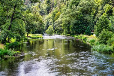 Almanya 'nın Harz dağlarındaki Treseburg' da Bode nehri manzarası