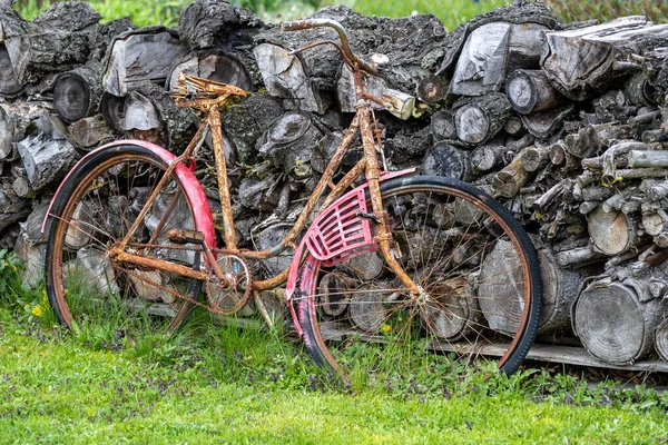 Uma Bicicleta Foi Esquecida Não Usada Muito Tempo — Fotografia de Stock