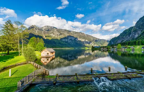 Båthus Vid Sjön Nära Hallstatt Österrike Med Blå Himmel — Stockfoto