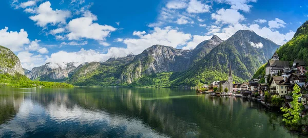 Widok Jezioro Hallstadt Austrii Górami Błękitnym Niebem — Zdjęcie stockowe