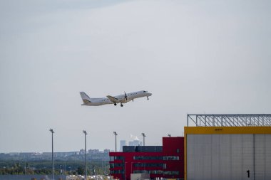 Leipzig Havaalanı 'na alçaktan uçan bir uçak.