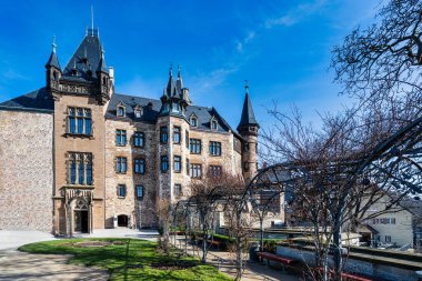 Wernigerode 'deki şatonun mavi gökyüzünün altındaki görüntüsü.