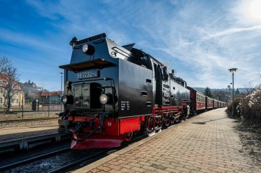 Wernigerode istasyonundaki Harz dar ölçülü demiryolunun buharlı lokomotifinin görüntüsü.