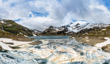 İtalya 'dan İsviçre' ye Spluegen Geçidi yakınlarındaki Montespluga Barajı manzarası