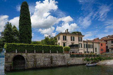 Como Gölü 'nde bir villa manzarası. Yazın İtalya' da bir Amerikalı aktör tarafından.