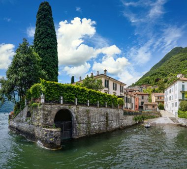 Como Gölü 'nde bir villa manzarası. Yazın İtalya' da bir Amerikalı aktör tarafından.
