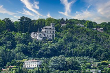 Como Gölü üzerinde güzel İtalya 'nın Como şehrinden Villa Dosso Pisani manzarası