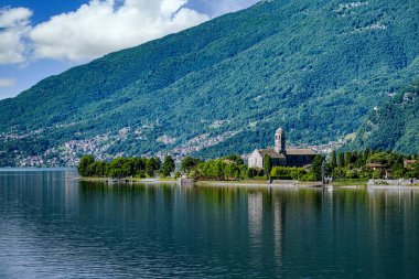 Gravedona 'dan Como Gölü manzarası sahildeki bir otelden..