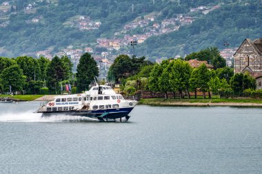 İtalya 'da, Gravedona yakınlarındaki Como Gölü üzerinde bir manzara