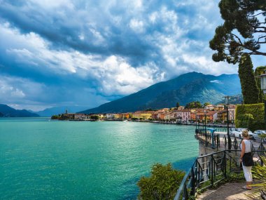 İtalya 'da, Gravedona yakınlarındaki Como Gölü üzerinde bir manzara