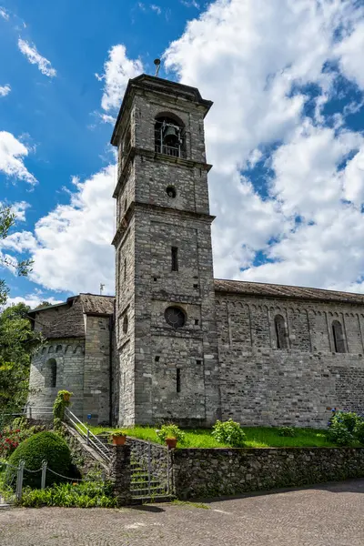 İtalya 'da Como Gölü' ndeki Abbazia di Piona Manastırı manzarası