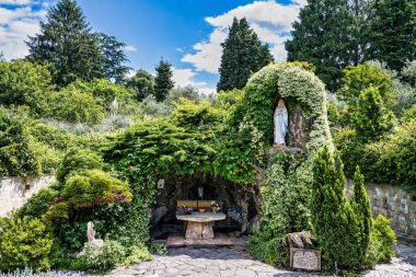 İtalya 'da Como Gölü' ndeki Abbazia di Piona Manastırı manzarası