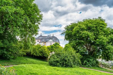 Yazın Jena, Thüringen 'de Dornburg kaleleri ve parkın manzarası.