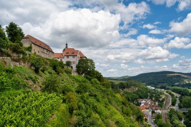 Yazın Jena, Thüringen 'de Dornburg kaleleri ve parkın manzarası.