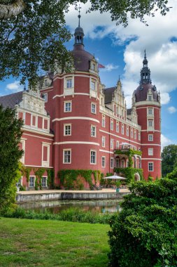 Bad Muskau 'daki Prince Pueckler Parkı' ndaki Bad Muskau Kalesi manzarası