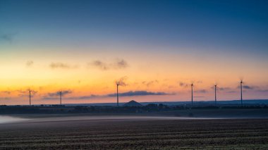 Gün batımında Allstedt 'te bir rüzgar türbininin saksafon anhalt görüntüsü