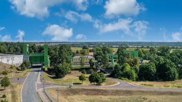 Mittelland Kanalı 'ndaki Rothenburg ve Der Elbe' deki tekne kaldırma. Magdeburg yakınlarında bir su yolu kavşağı.