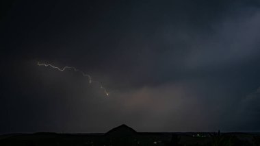Ufukta Sangerhausen 'de bir fırtına var. Harz Dağları' ndaki bakır madenciliğinden kalan hurda yığını.