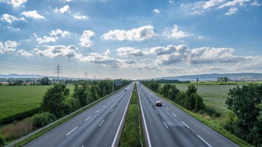 Saxony-Anhalt 'daki Sangerhausen yakınlarındaki A38 otoyolunun manzarası