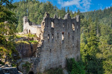 Saksonya 'daki Oybin Manastırı harabelerinin manzarası.