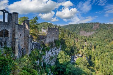 Saksonya 'daki Oybin Manastırı harabelerinin manzarası.