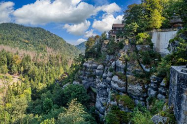 Saksonya 'daki Oybin Manastırı harabelerinin manzarası.