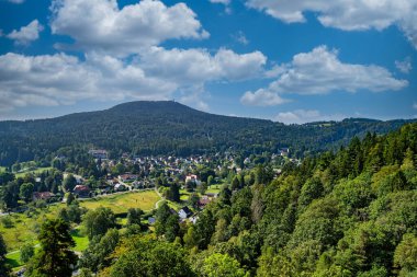 Saksonya 'daki Oybin Manastırı manzarası