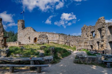 Saksonya 'daki Oybin Manastırı manzarası