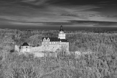 Aralık ayında mavi gökyüzünün altındaki Harz Dağları 'ndaki Falkenstein Kalesi' nin havadan görünüşü