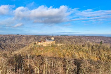 Aralık ayında mavi gökyüzünün altındaki Harz Dağları 'ndaki Falkenstein Kalesi' nin havadan görünüşü