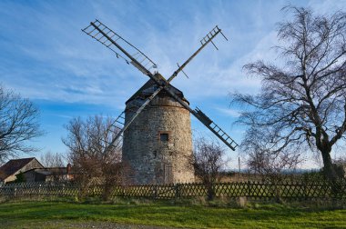Neuplatendorf 'taki Hollaender Turmwind Muehle' nin sonbahar günışığının manzarası
