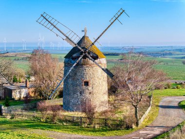 Neuplatendorf 'taki Hollaender Turmwind Muehle' nin sonbahar günışığının manzarası