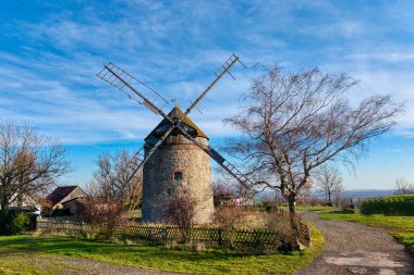 Neuplatendorf 'taki Hollaender Turmwind Muehle' nin sonbahar günışığının manzarası