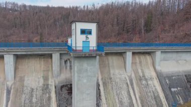 Baharda Harz Dağları 'ndaki Wippra' daki barajın havadan çekilmiş bir fotoğrafı.