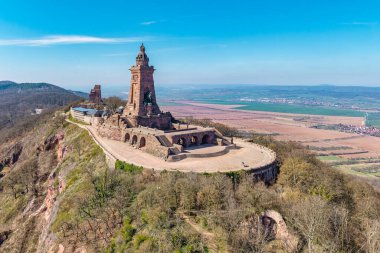 İmparator Barbarossa anıtıyla Kyffhaeuser 'ın manzarası