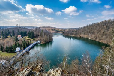 Baharda Harz Dağları 'ndaki Wippra' daki barajın havadan çekilmiş bir fotoğrafı.