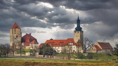 İlkbaharda Saksonya-Anhalt Querfurt 'taki şatonun manzarası