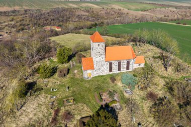 St. Michael Kilisesi Gerbstedt yakınlarındaki bir tepede.