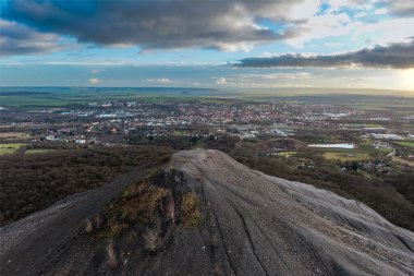 Almanya 'nın Sangerhausen kentinde bulunan bir maden çöplüğünün hava görüntüsü.