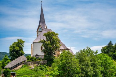 Avusturya 'daki Woerthersee Gölü' nde Maria Woerth 'in kıyı manzarası ve kiliseleri..