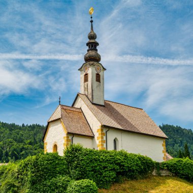 Avusturya 'daki Woerthersee Gölü' nde Maria Woerth 'in kıyı manzarası ve kiliseleri..
