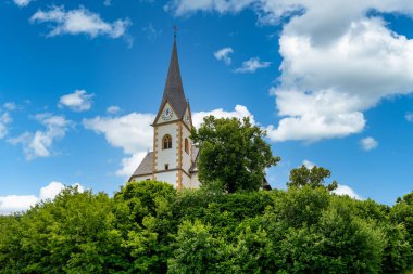 Avusturya 'daki Woerthersee Gölü' nde Maria Woerth 'in kıyı manzarası ve kiliseleri..