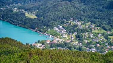 Avusturya 'daki Woerthersee Gölü' ndeki Piramidenkogel gözlem kulesinden bir görüntü.