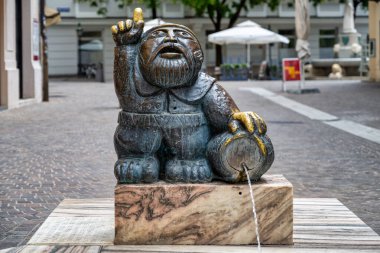 Avusturya 'nın Klagenfurt kentindeki Woerthersee-Manndl çeşmesinin manzarası