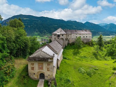 Avusturya 'da Ferlach yakınlarındaki Hollenburg Şatosu manzarası
