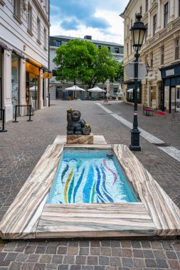 Avusturya 'nın Klagenfurt kentindeki Woerthersee-Manndl çeşmesinin manzarası